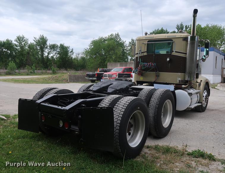 image for item DF3704 2007 International 9400i semi truck