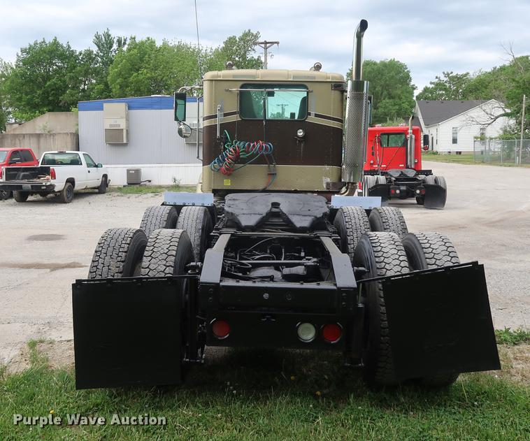 image for item DF3704 2007 International 9400i semi truck