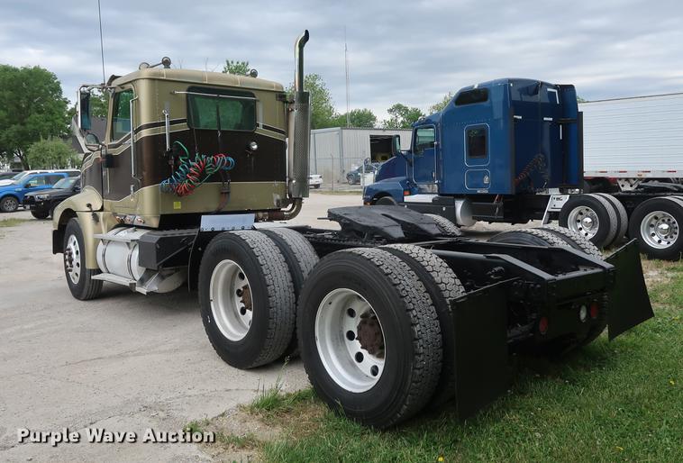 image for item DF3704 2007 International 9400i semi truck