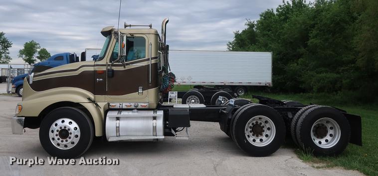 image for item DF3704 2007 International 9400i semi truck