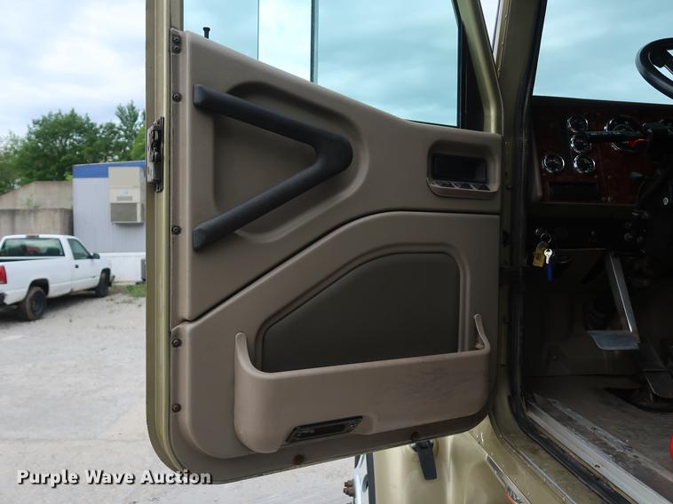 image for item DF3704 2007 International 9400i semi truck