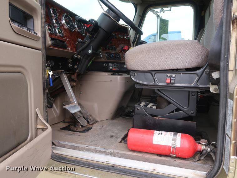 image for item DF3704 2007 International 9400i semi truck