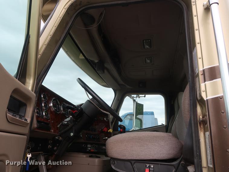 image for item DF3704 2007 International 9400i semi truck