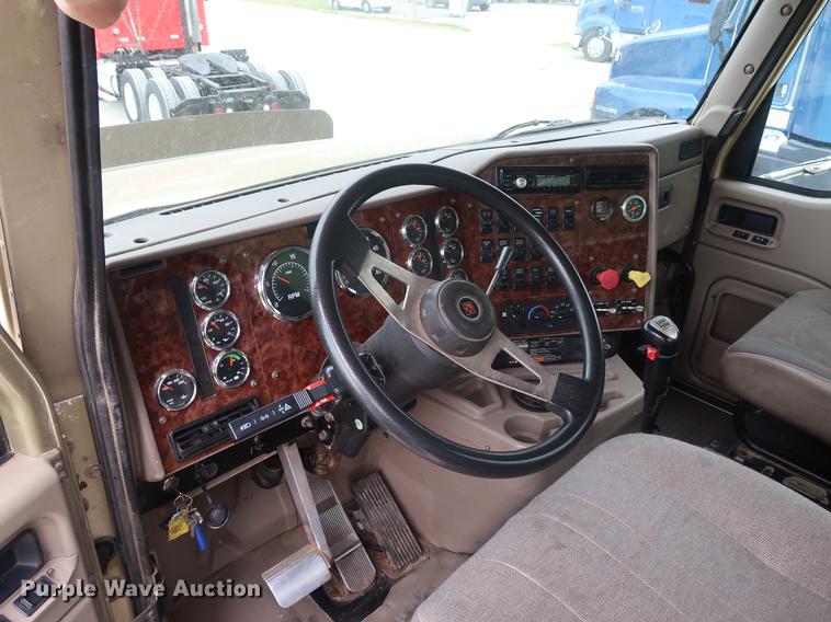 image for item DF3704 2007 International 9400i semi truck