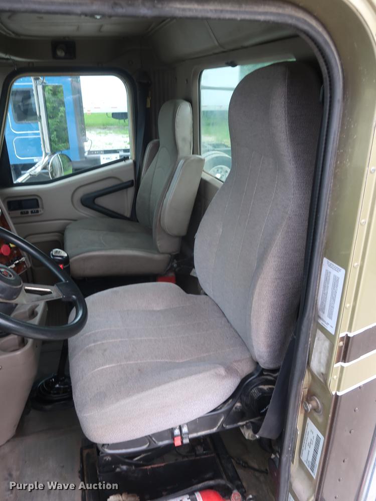 image for item DF3704 2007 International 9400i semi truck