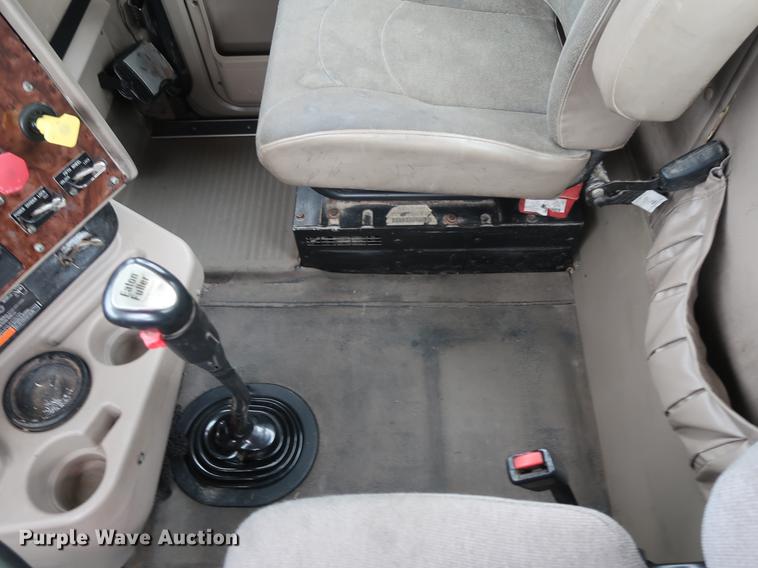 image for item DF3704 2007 International 9400i semi truck