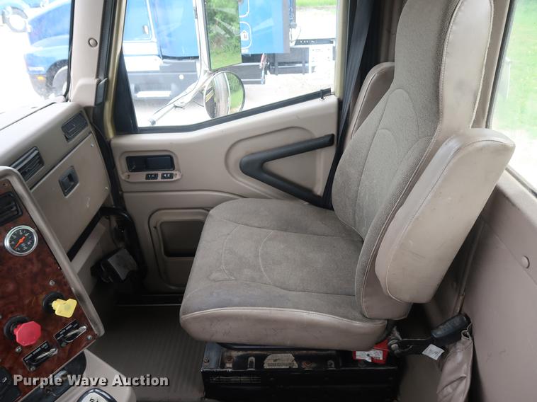 image for item DF3704 2007 International 9400i semi truck