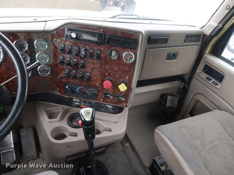 image for item DF3704 2007 International 9400i semi truck