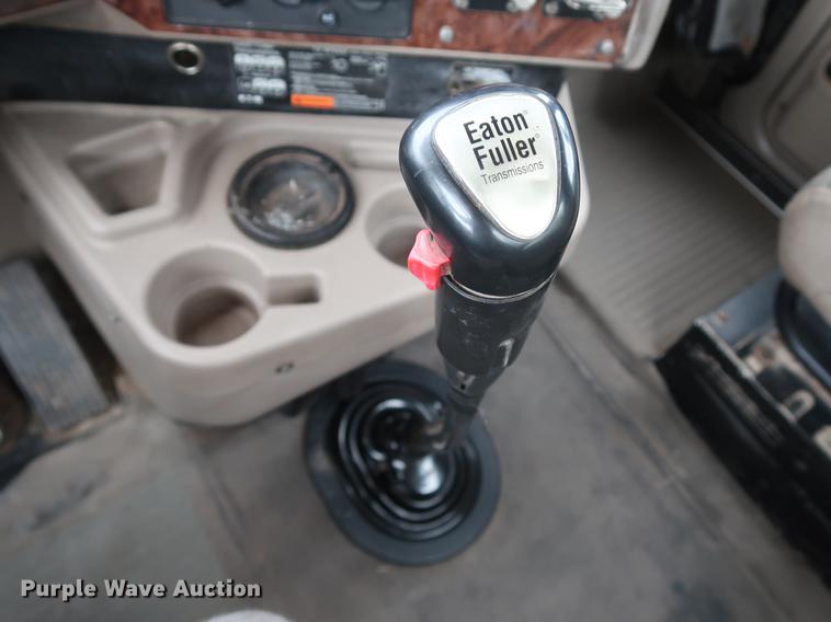 image for item DF3704 2007 International 9400i semi truck