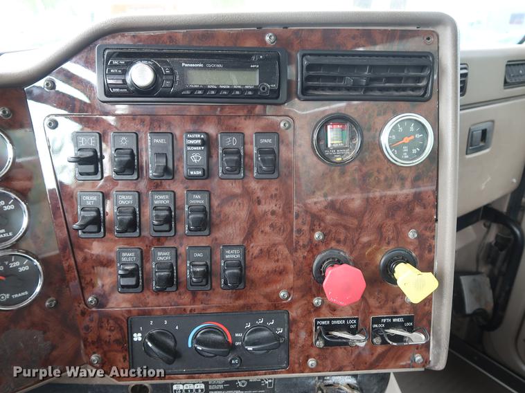 image for item DF3704 2007 International 9400i semi truck