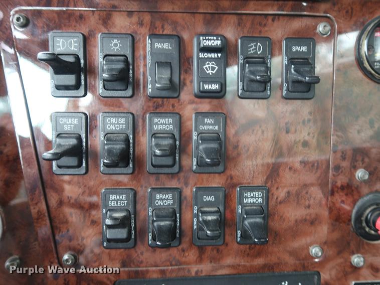 image for item DF3704 2007 International 9400i semi truck