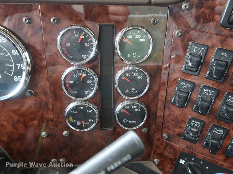 image for item DF3704 2007 International 9400i semi truck