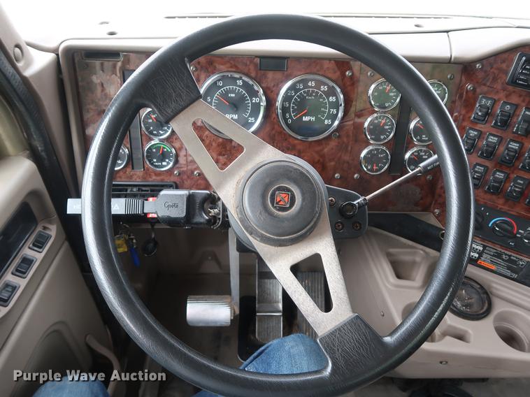 image for item DF3704 2007 International 9400i semi truck