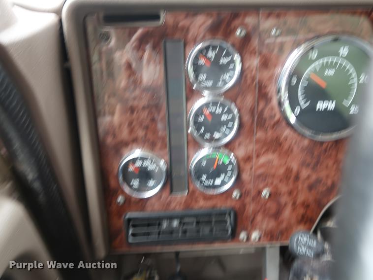 image for item DF3704 2007 International 9400i semi truck