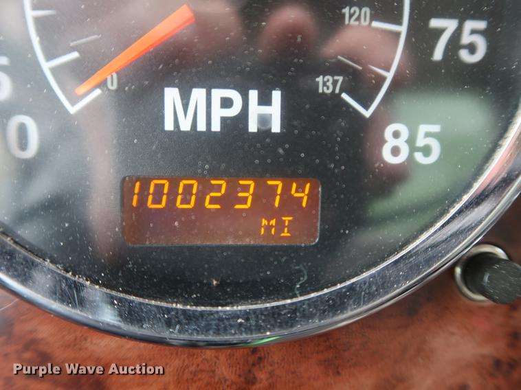 image for item DF3704 2007 International 9400i semi truck