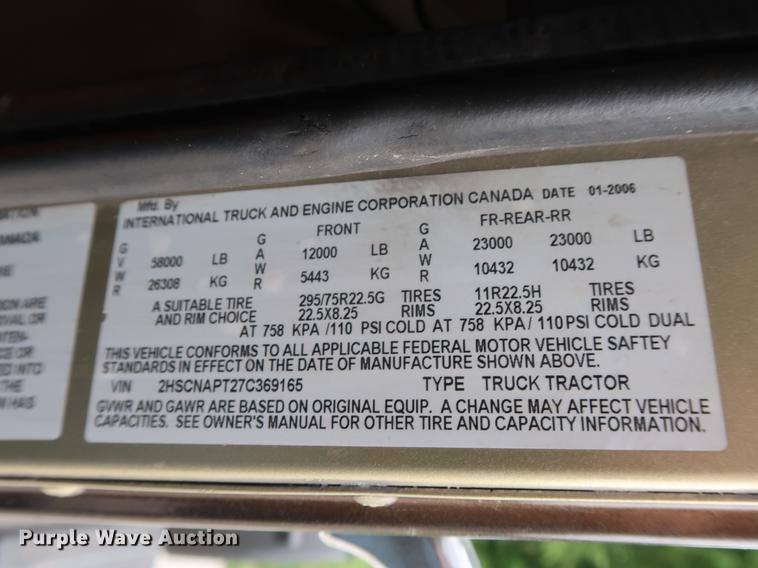 image for item DF3704 2007 International 9400i semi truck