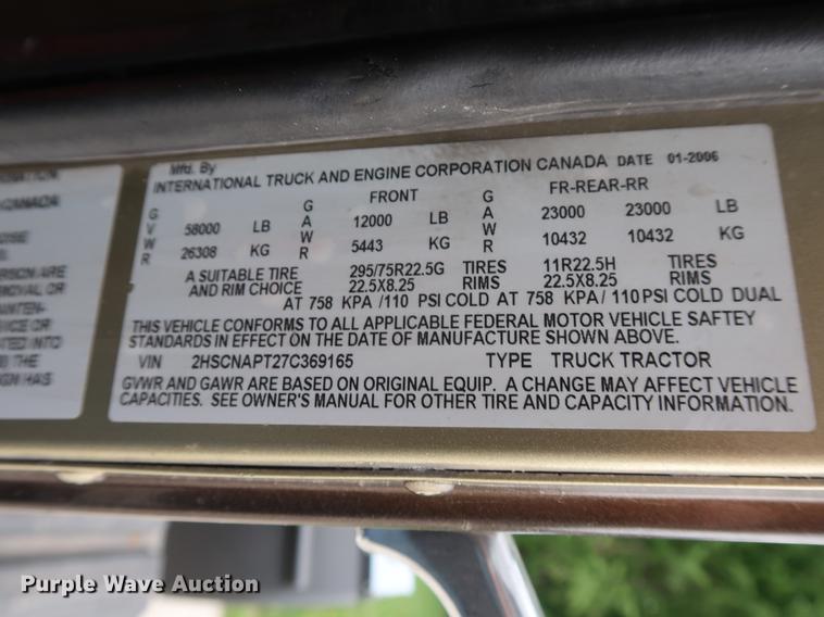 image for item DF3704 2007 International 9400i semi truck