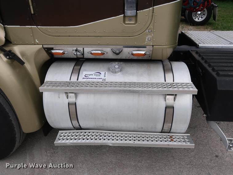 image for item DF3704 2007 International 9400i semi truck