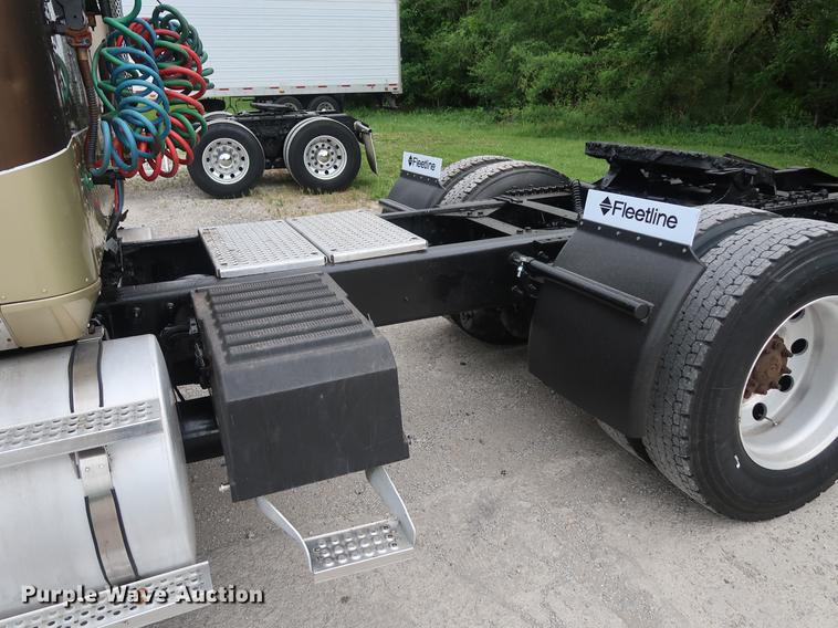 image for item DF3704 2007 International 9400i semi truck