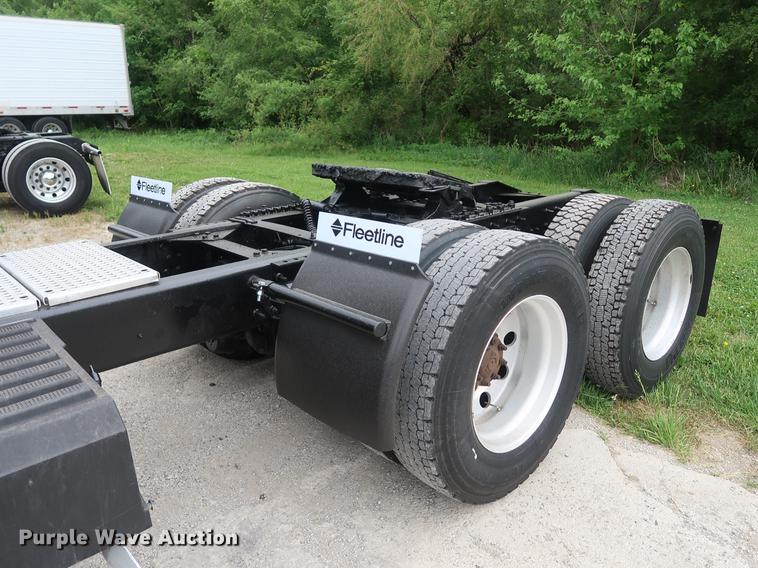 image for item DF3704 2007 International 9400i semi truck