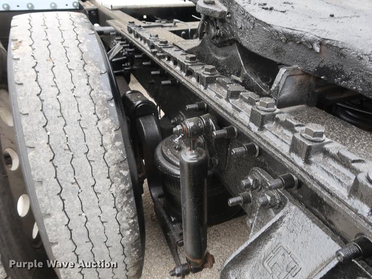 image for item DF3704 2007 International 9400i semi truck