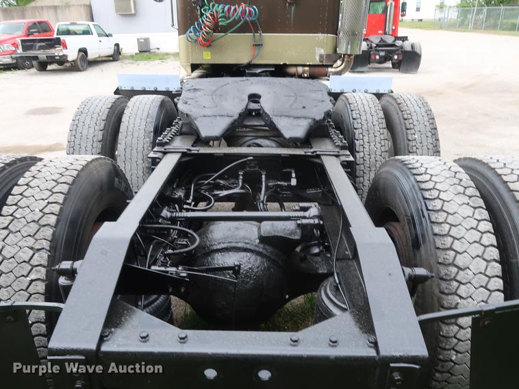 image for item DF3704 2007 International 9400i semi truck