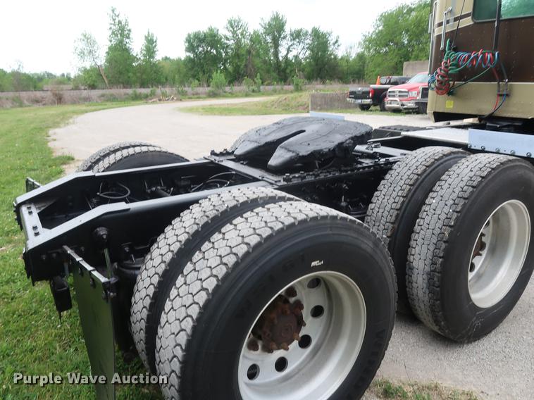 image for item DF3704 2007 International 9400i semi truck