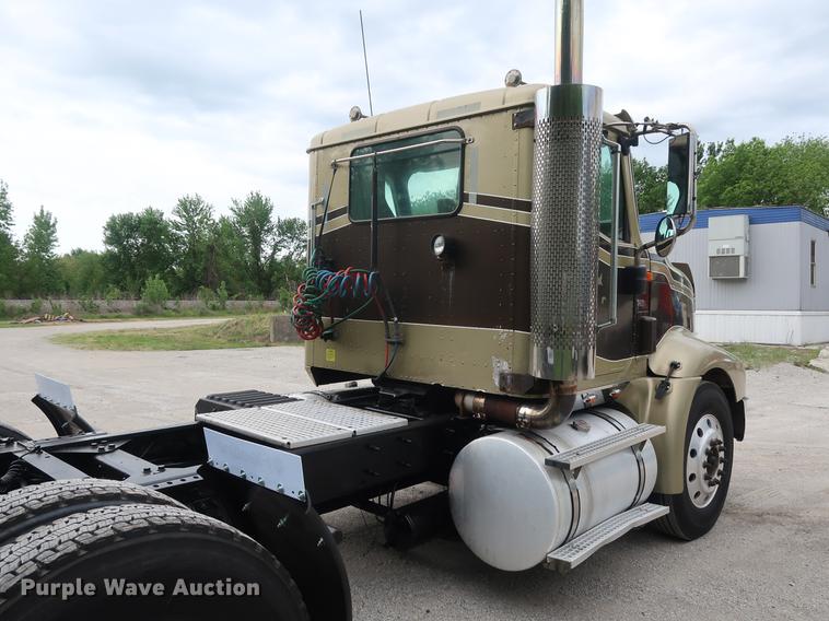 image for item DF3704 2007 International 9400i semi truck