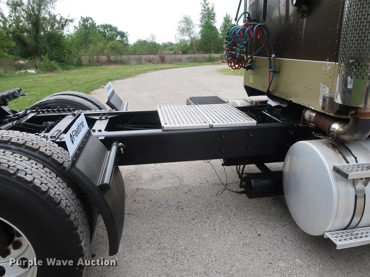 image for item DF3704 2007 International 9400i semi truck