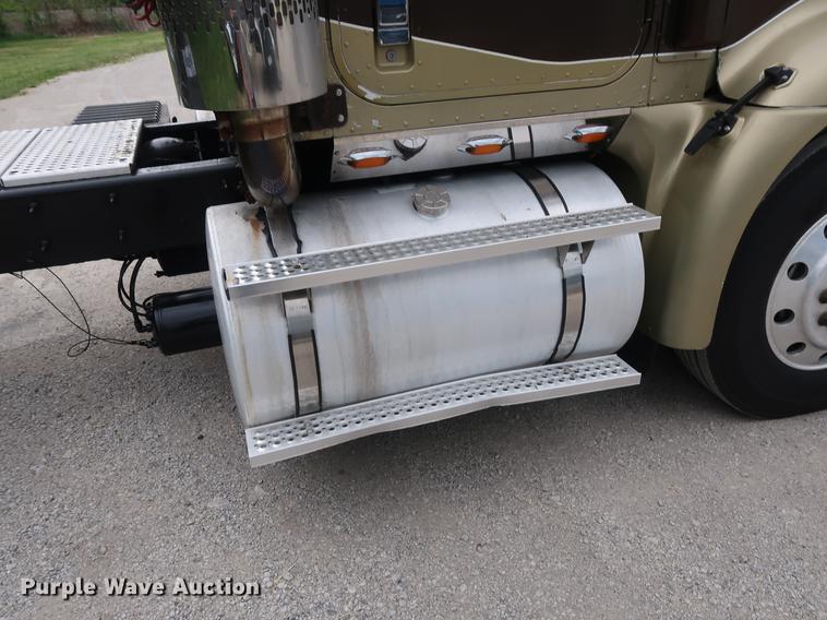 image for item DF3704 2007 International 9400i semi truck