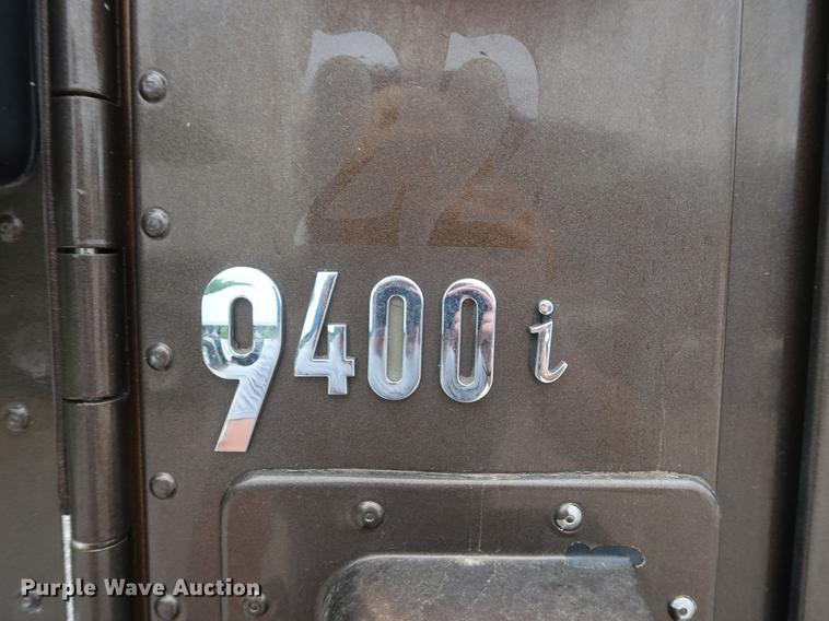 image for item DF3704 2007 International 9400i semi truck