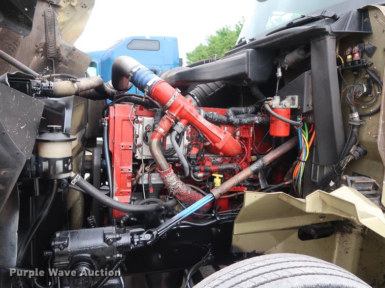 image for item DF3704 2007 International 9400i semi truck