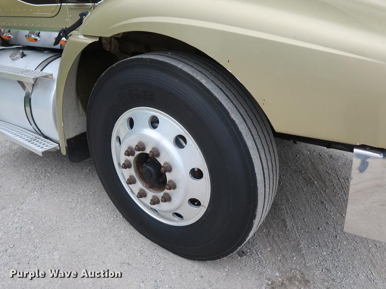 image for item DF3704 2007 International 9400i semi truck