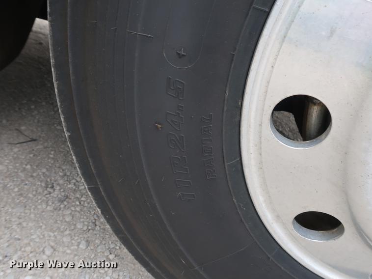 image for item DF3704 2007 International 9400i semi truck