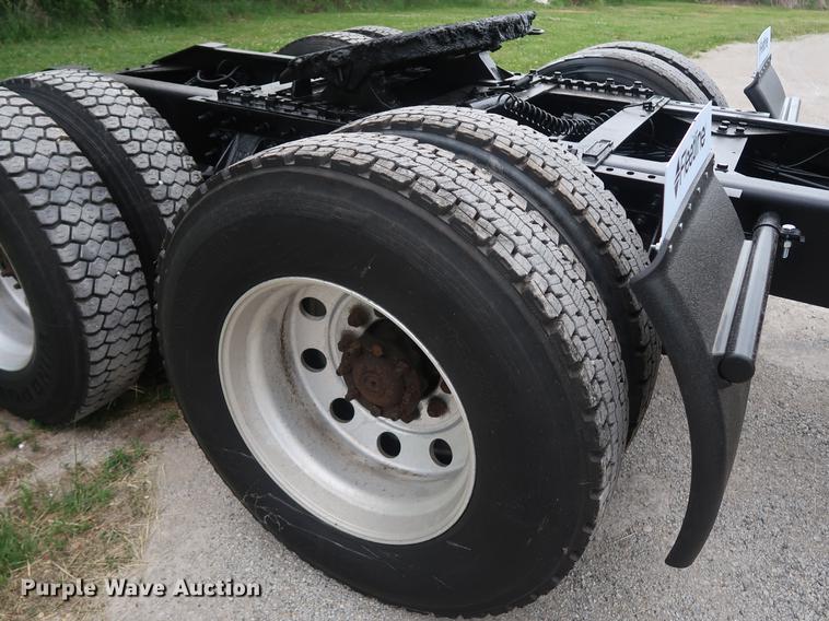 image for item DF3704 2007 International 9400i semi truck