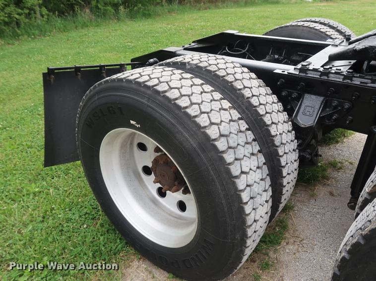 image for item DF3704 2007 International 9400i semi truck