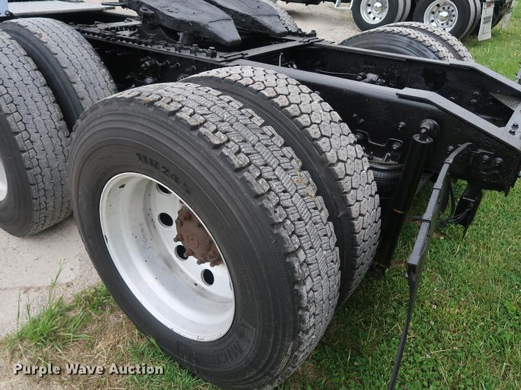 image for item DF3704 2007 International 9400i semi truck