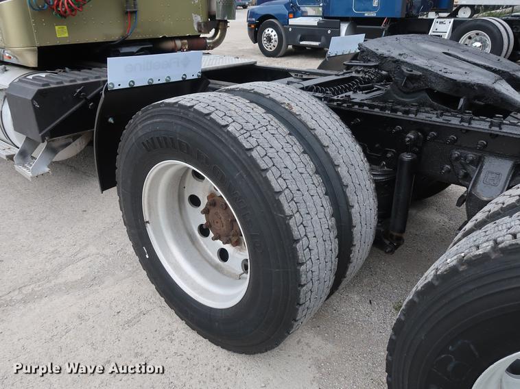 image for item DF3704 2007 International 9400i semi truck