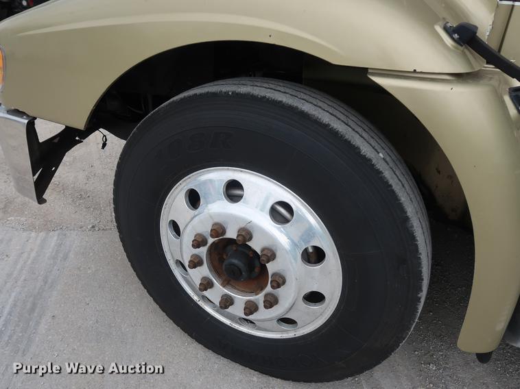 image for item DF3704 2007 International 9400i semi truck