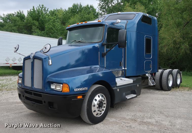 image for item DF3705 2006 Kenworth T600 semi truck