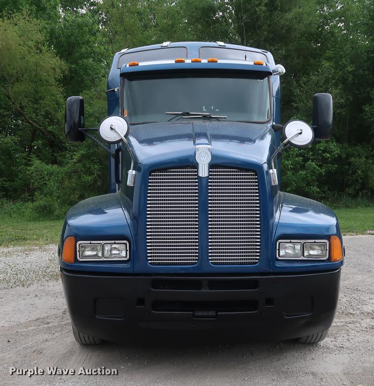 image for item DF3705 2006 Kenworth T600 semi truck