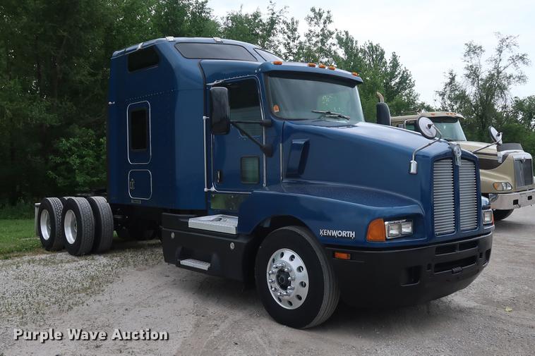image for item DF3705 2006 Kenworth T600 semi truck