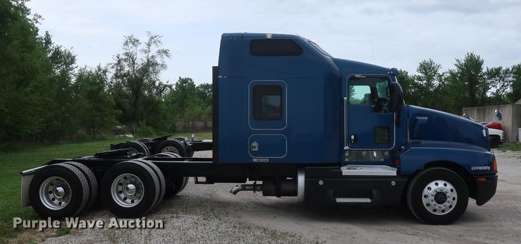 image for item DF3705 2006 Kenworth T600 semi truck