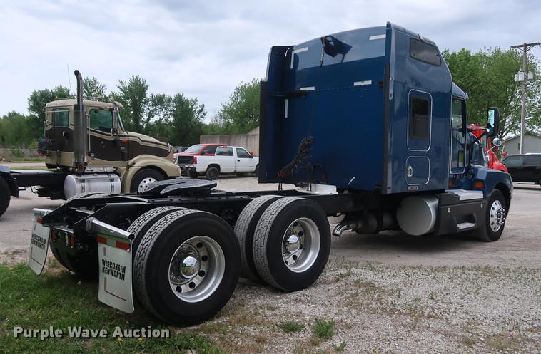 image for item DF3705 2006 Kenworth T600 semi truck