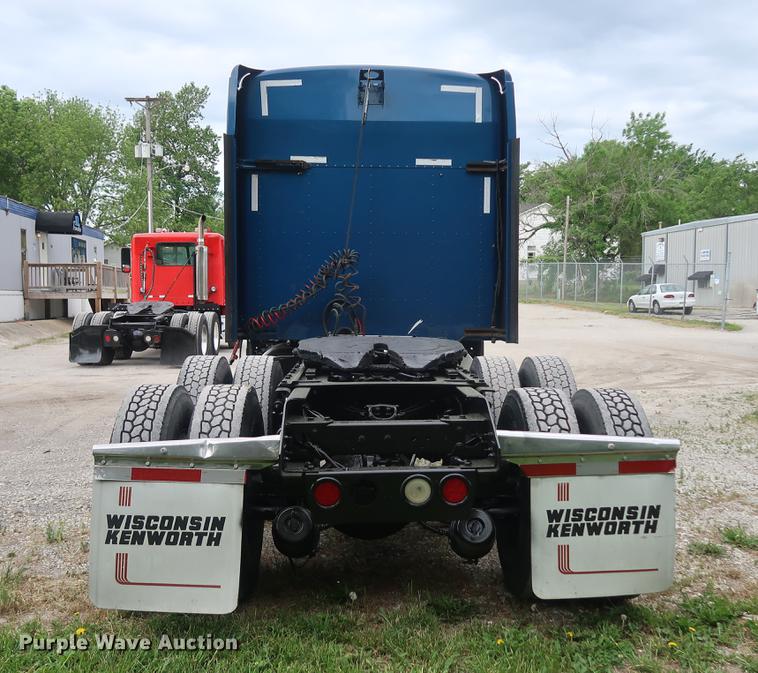 image for item DF3705 2006 Kenworth T600 semi truck