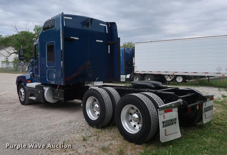 image for item DF3705 2006 Kenworth T600 semi truck