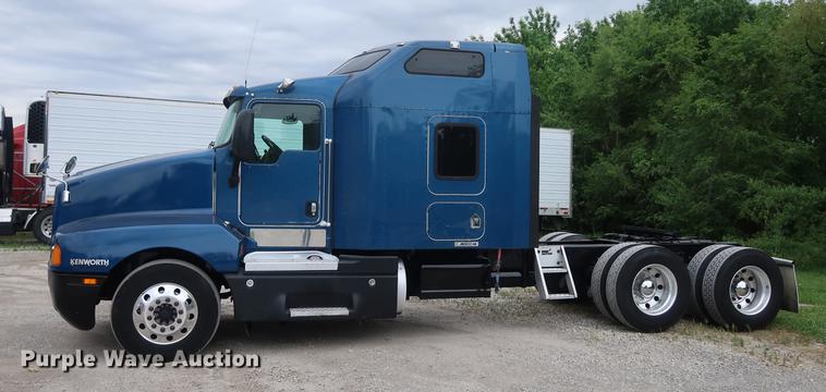 image for item DF3705 2006 Kenworth T600 semi truck