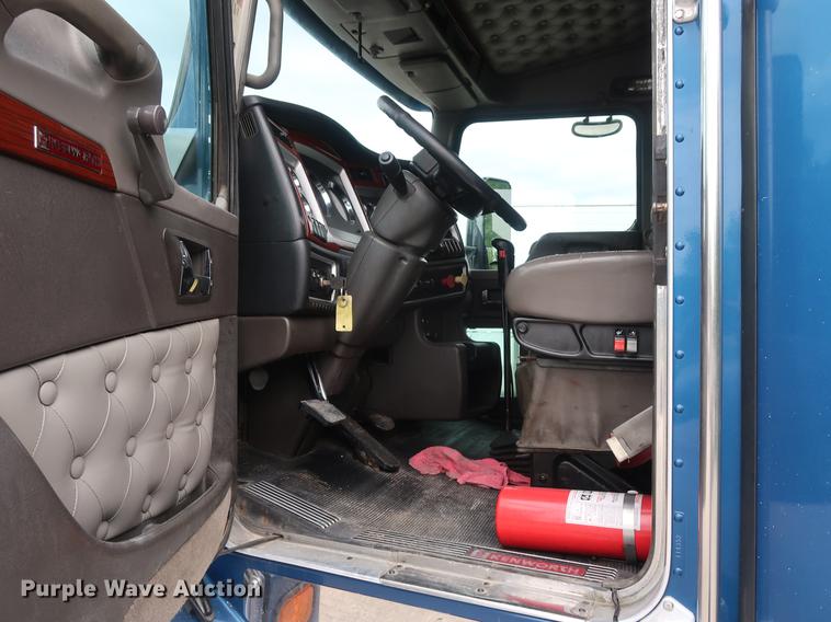image for item DF3705 2006 Kenworth T600 semi truck