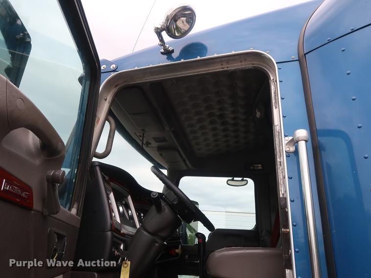 image for item DF3705 2006 Kenworth T600 semi truck