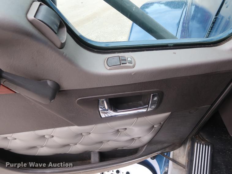 image for item DF3705 2006 Kenworth T600 semi truck